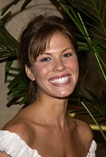 How tall is Nikki Cox?